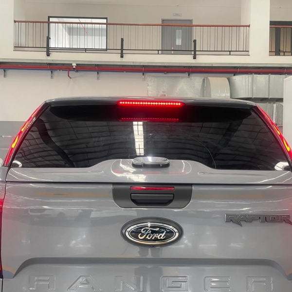 Nắp thùng cao có đèn WILDTRAK